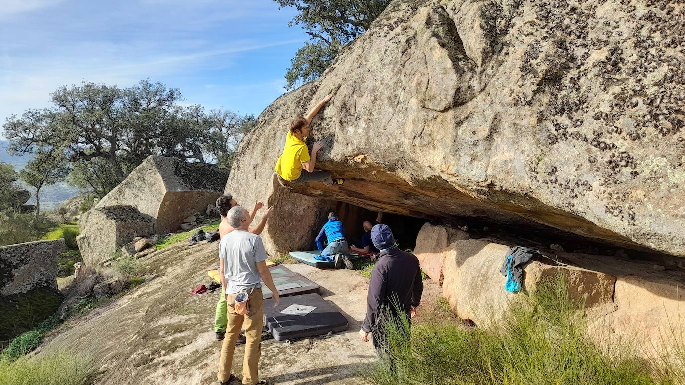 Eneko Pou escalando una travesía.