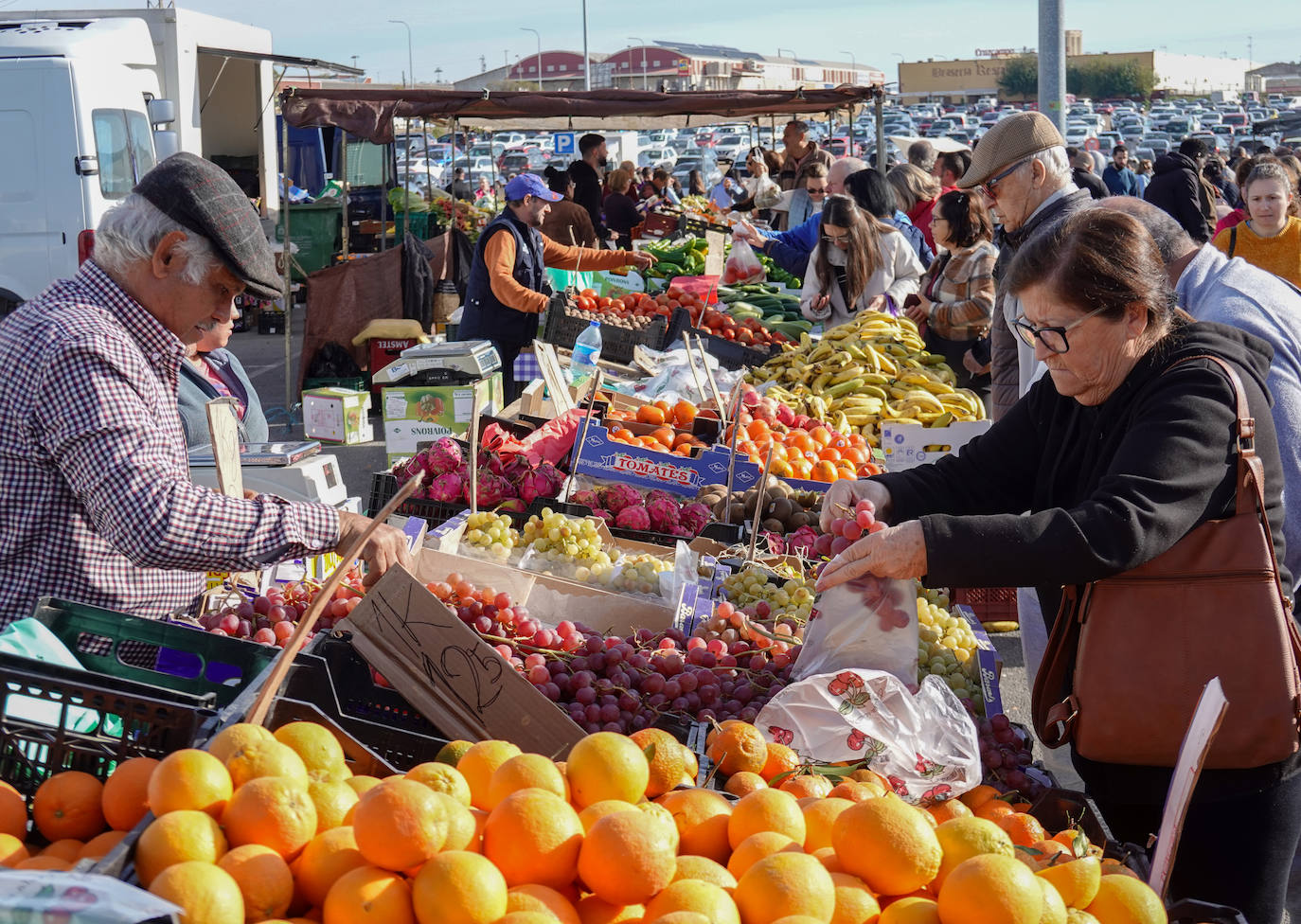 Fotos: Mercadillo de doce horas en Badajoz por el Black Friday