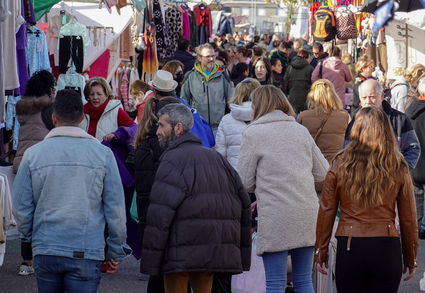Fotos: Mercadillo de doce horas en Badajoz por el Black Friday
