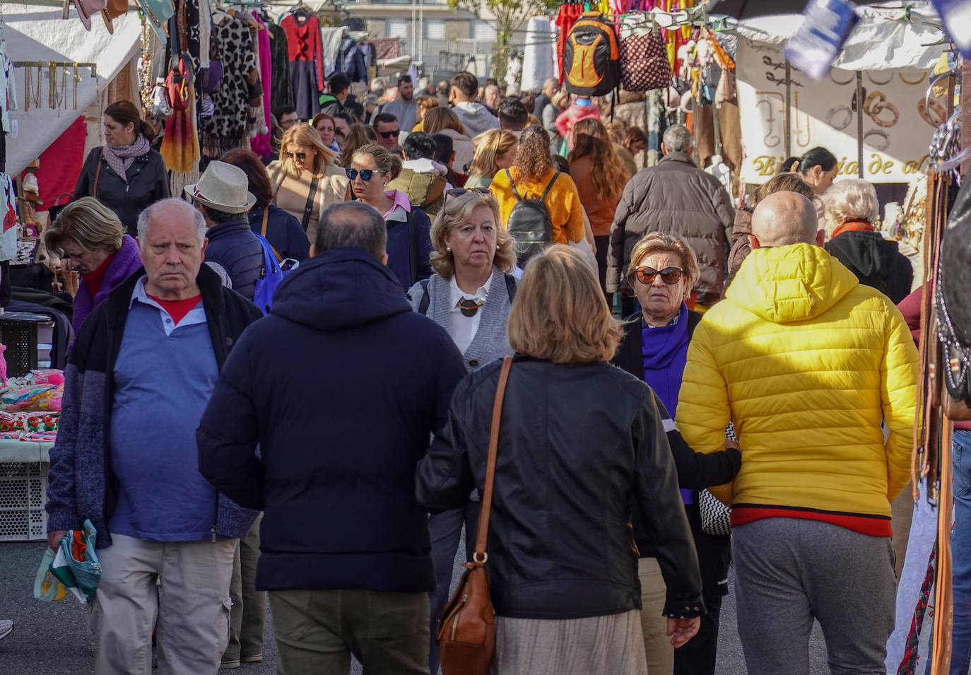 Fotos: Mercadillo de doce horas en Badajoz por el Black Friday