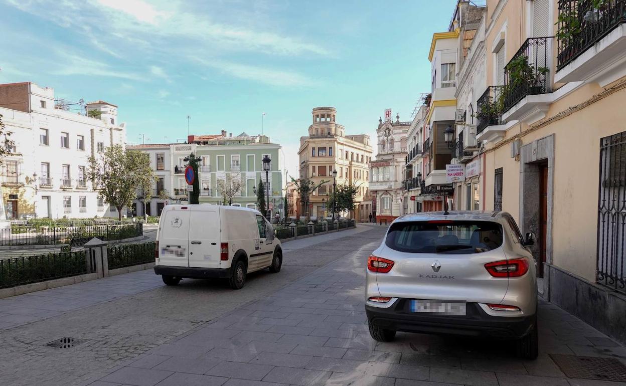 Los coches vuelven a aparcar en las aceras por la ausencia de los maceteros. 