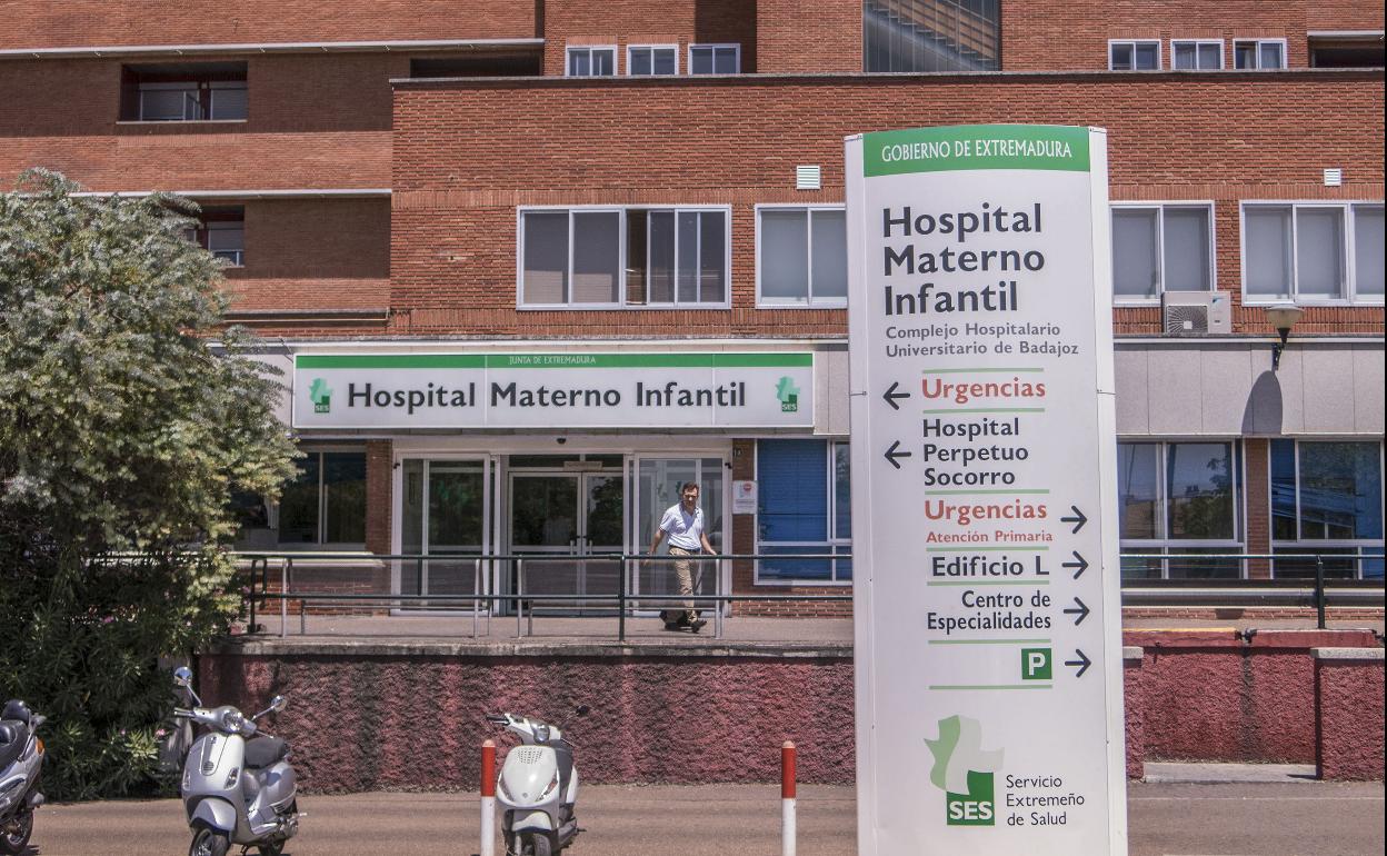 Acceso al Hospital Materno Infantil de Badajoz, que está lleno de niños con bronquiolitis este otoño.