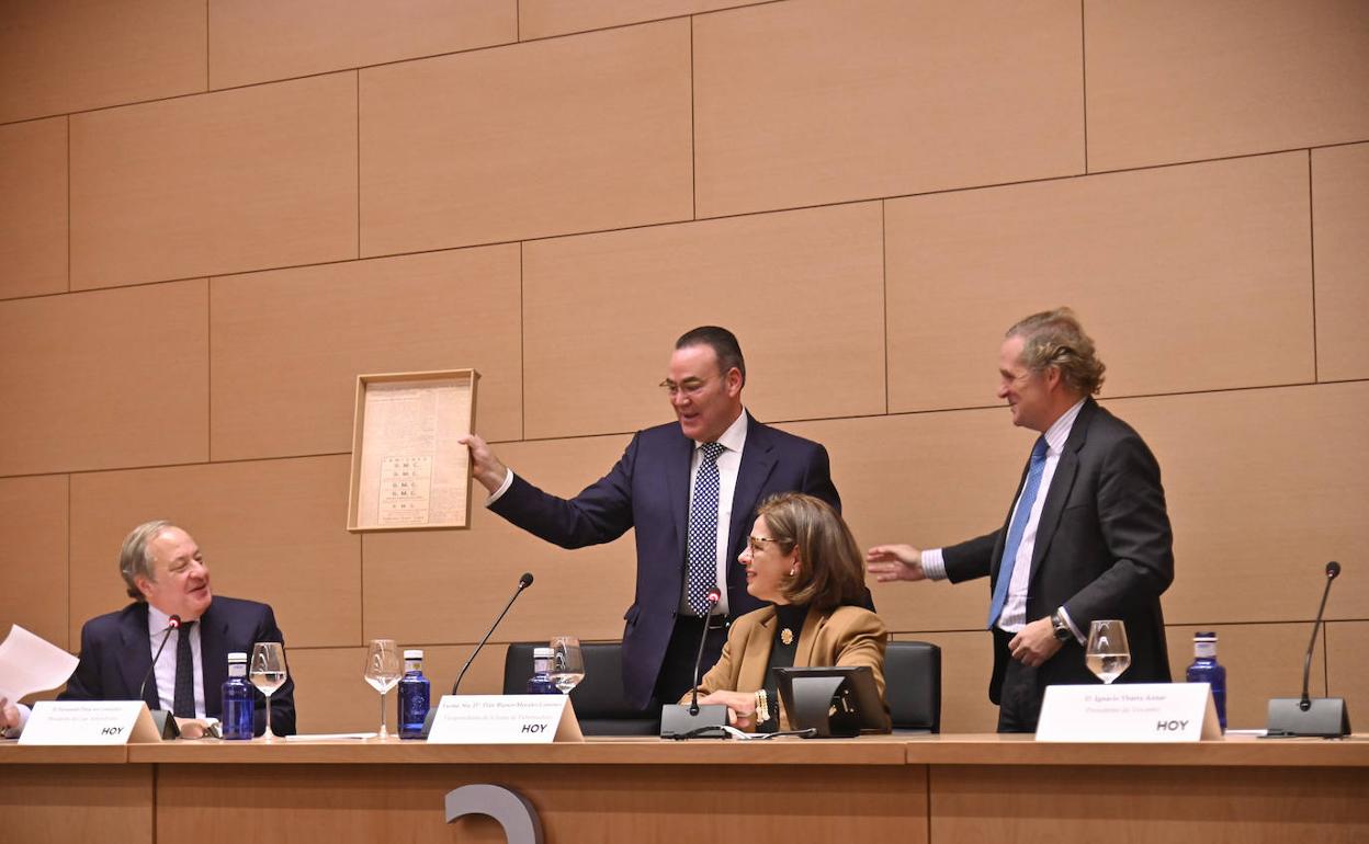 Fernando Palacios, presidente de Cajalmendralejo, con la portada de la fundación de la entidad en 1933.