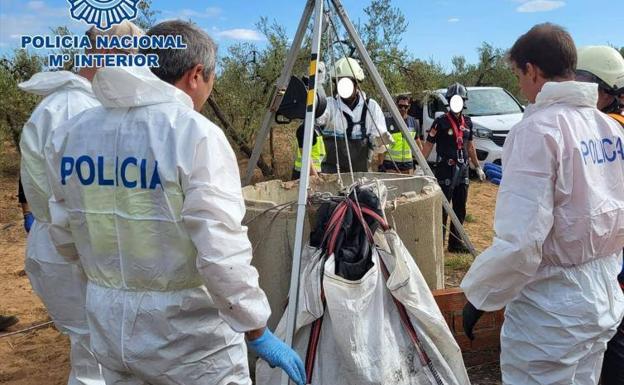 Momento en el que el cuerpo del hombre es sacado de un pozo en Coria del Río. 