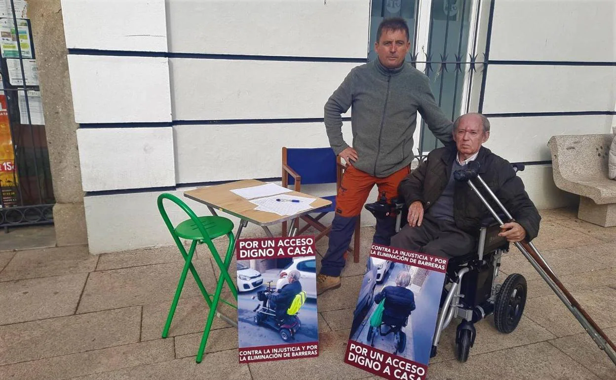 Rafael Macías y su padre, en las puertas del ayuntamiento. 