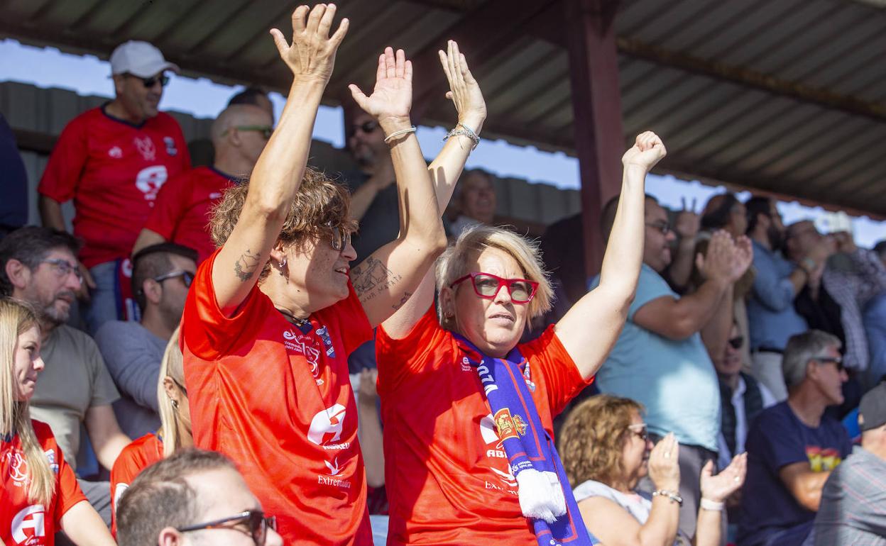 Aficionadas del Diocesano, en el partido de primera ronda.