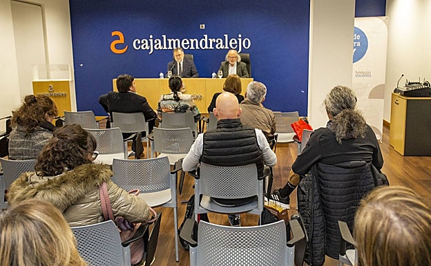 Un público participativo acudió a la presentación de la novela histórica de José Calvo. 