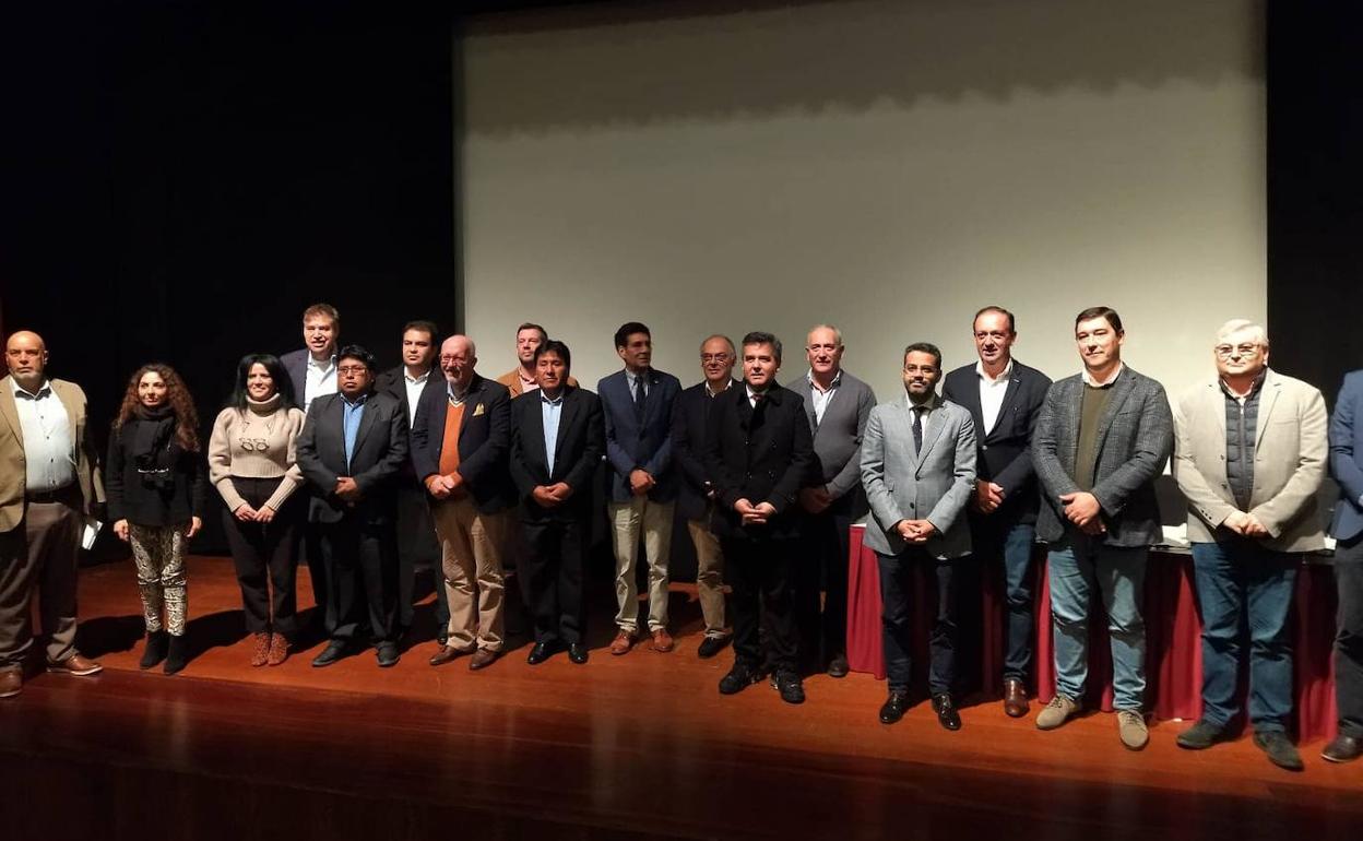 Foto de familia entre miembros de la Asociación y representantes latinoamericanos. 