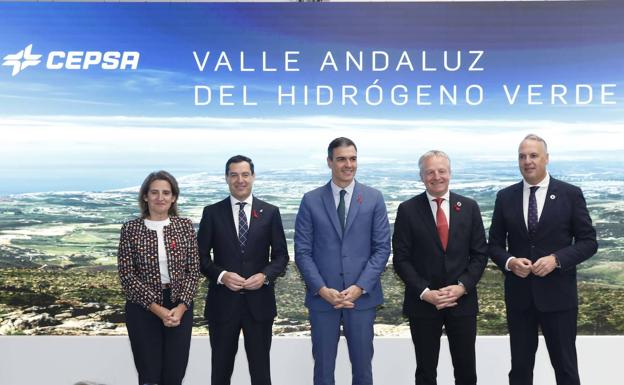 El presidente del Gobierno, Pedro Sánchez, junto a responsables de Cepsa en San Roque (Cádiz), 