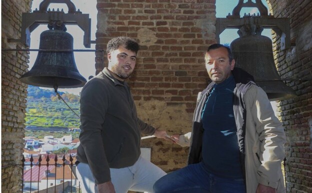 Juanjo Flores y Antonio Borrego, ayer, en el campanario de la iglesia de San Blas de Salvatierra de los Barros. 