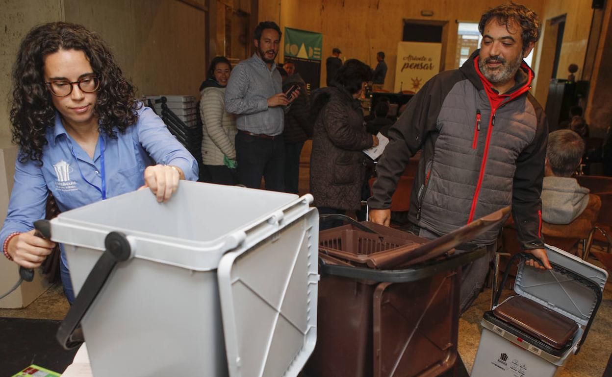 Entrega de los primeros cubos para la recogida selectiva a los residentes en la sede del Coade. 