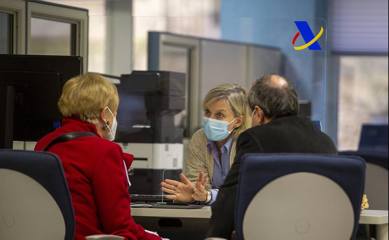 Ciudadanos en una oficina de la Agencia Tributaria.