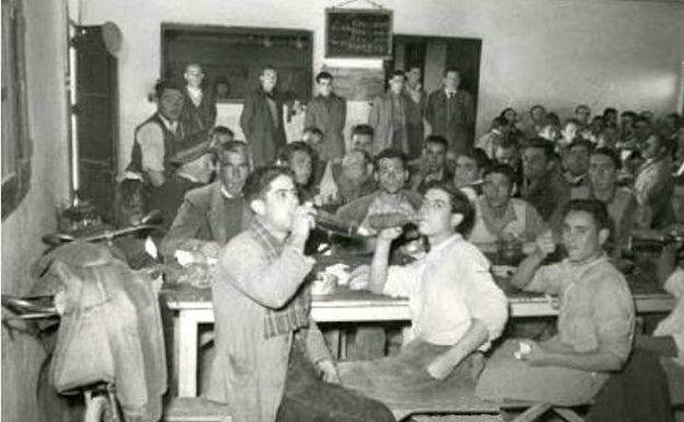 Mineros de Cáceres celebrando la festividad de Santa Bárbara en 1955, en la cantina de las minas. 