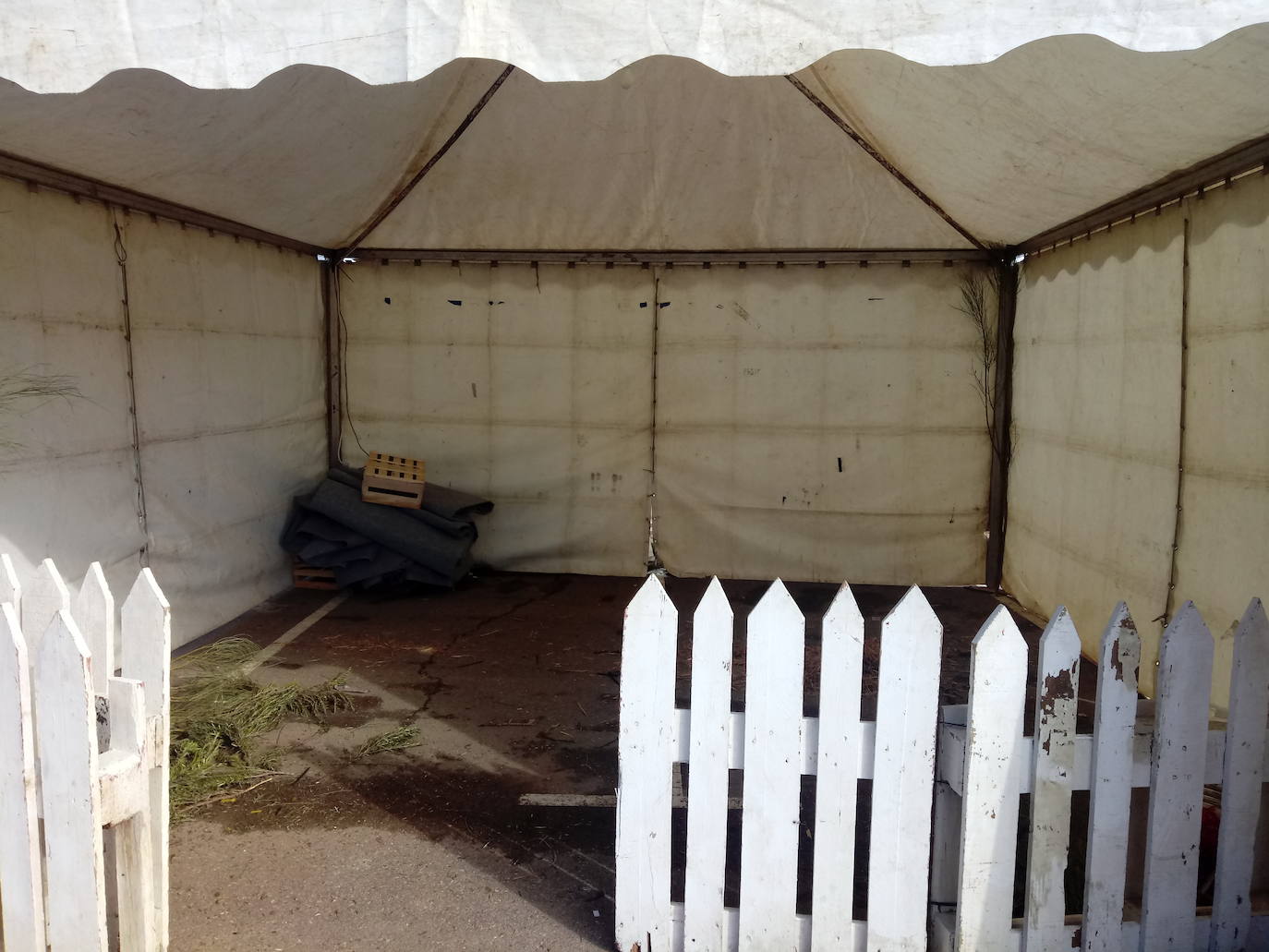 Imagen secundaria 1 - aArriba, estado en que apareció en la mañana del domingo el Belén. Abajo, la carpa ya sin el Belén retirado por las mujeres de 'Amanecer'; a derecha, árbol de Navidad que han elaborado este año. 