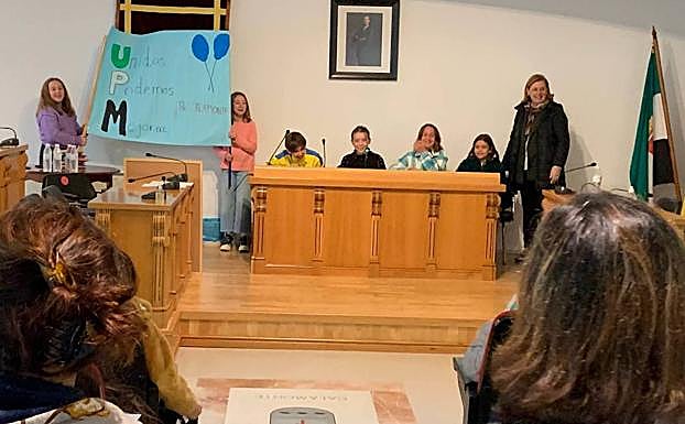 Imagen principal - Los escolares de 5º de Primaria del CEIP San José visitan el Salón de Plenos del Ayuntamiento