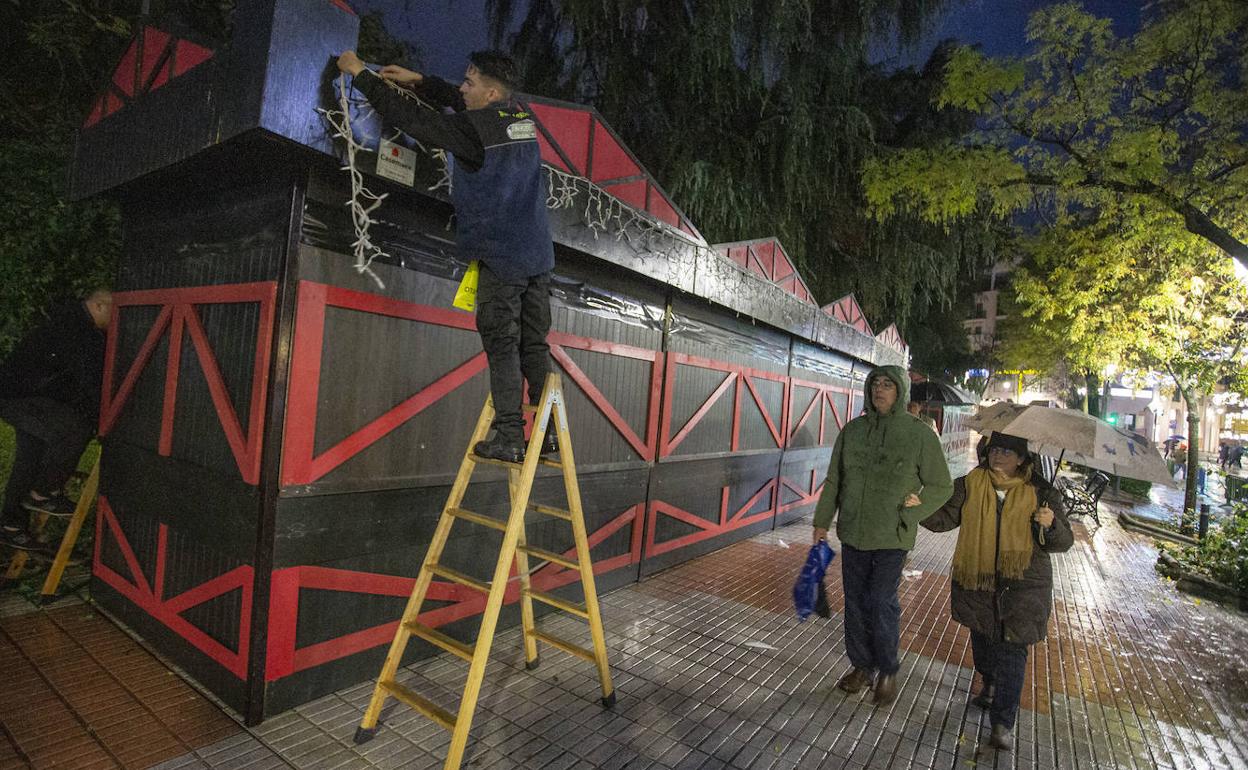 Casetas instaladas en el parque de Gloria Fuertes, este lunes por la tarde. 