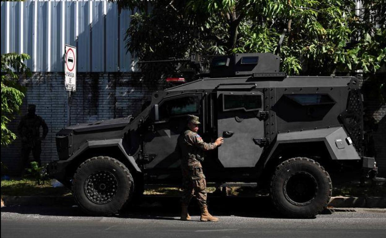 Un vehículo militar desplegado en Soyapango, este domingo.