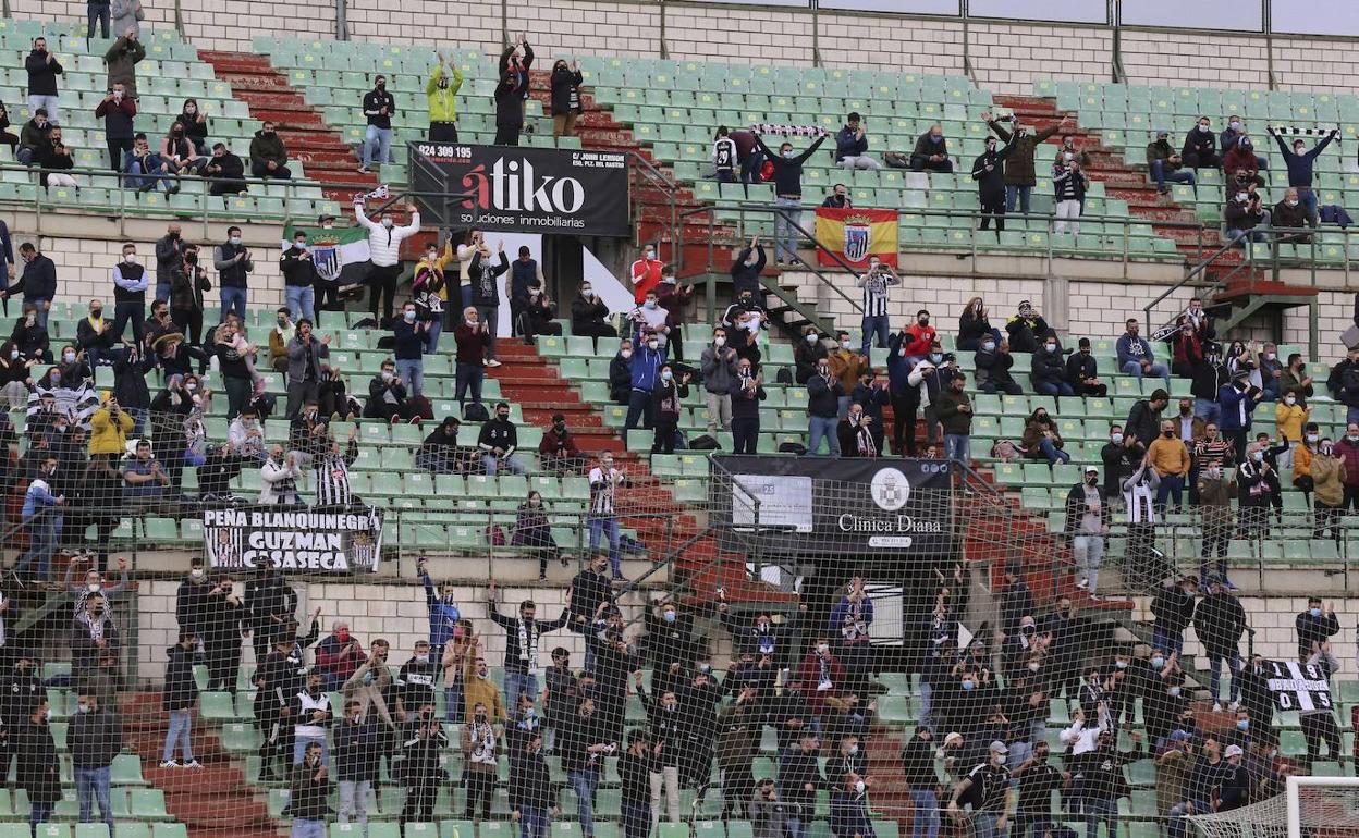 Aficionados del Badajoz en la grada del estadio Romano en el último derbi de diciembre de 2020. 