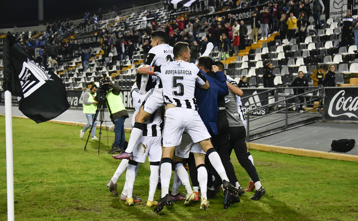 Los jugadores del Badajoz celebran como una piña el gol de oro de Ferrón ante el Deportivo. 