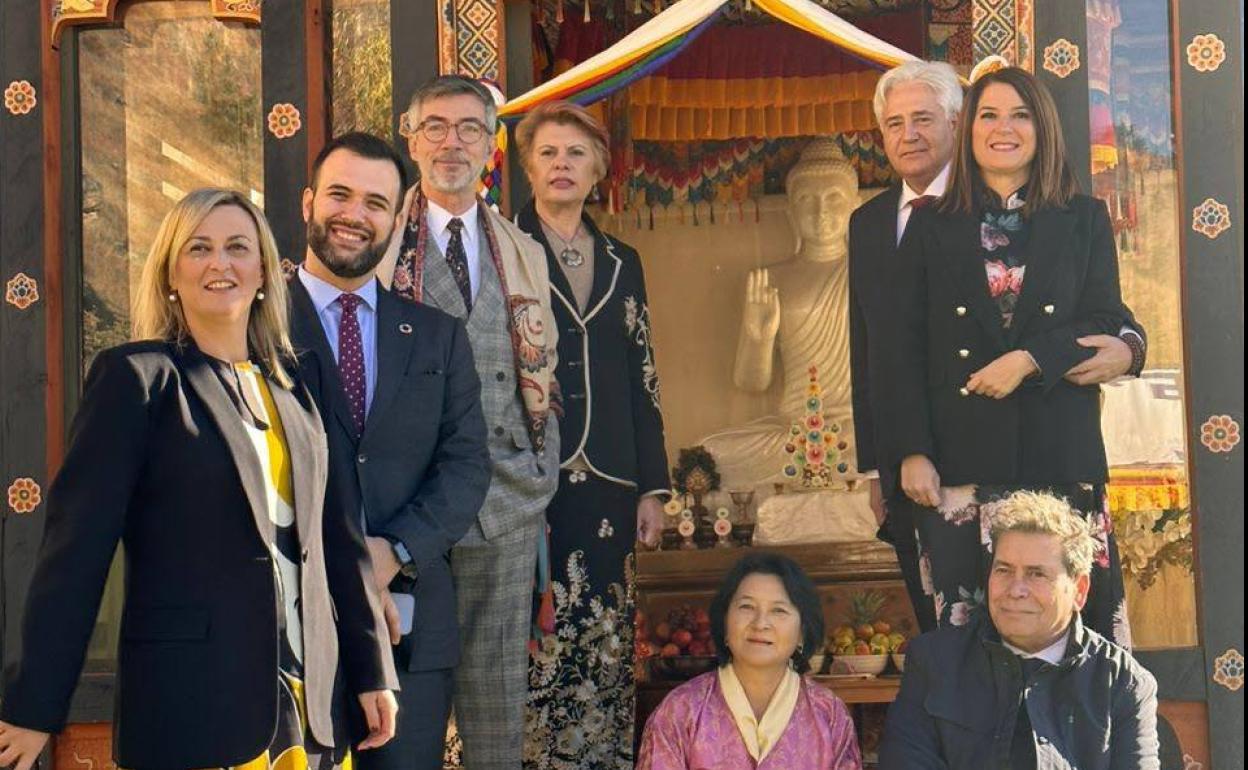 Integrantes de la delegación extremeña, con el alcalde, Luis Salaya, y la presidenta de la Asamblea, Blanca Martín, en el reciente viaje a Bután.