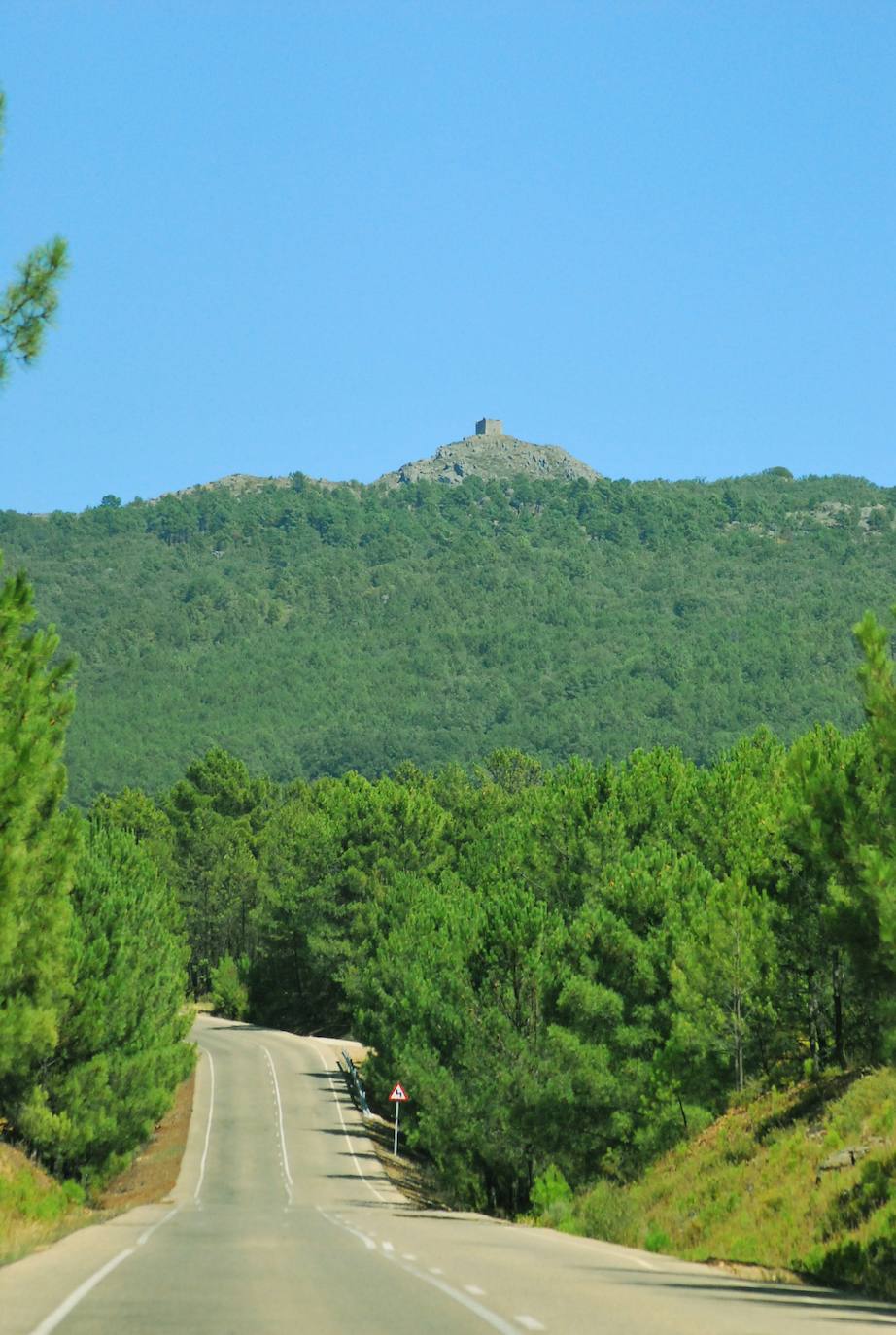Carretera hacia Gata con la torre de Almenara, que se levantó para defender el pueblo.
