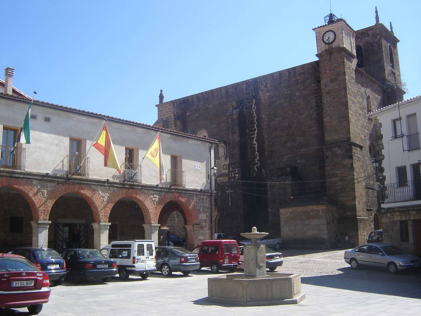 El Ayuntamiento y la iglesia de San Pedro.