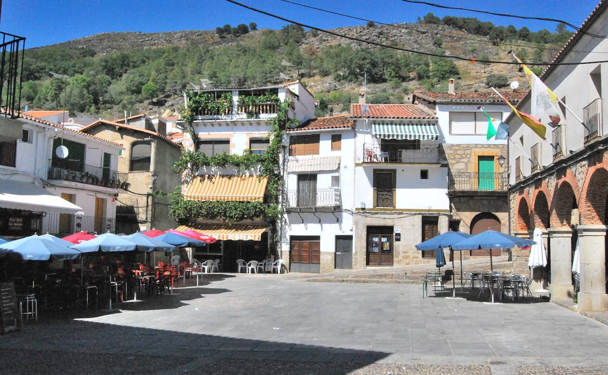 El parricidio ocurrió en la localidad de Gata el 13 de julio de 1981; cuando el nieto mató a su abuelo se escondió en el monte. 