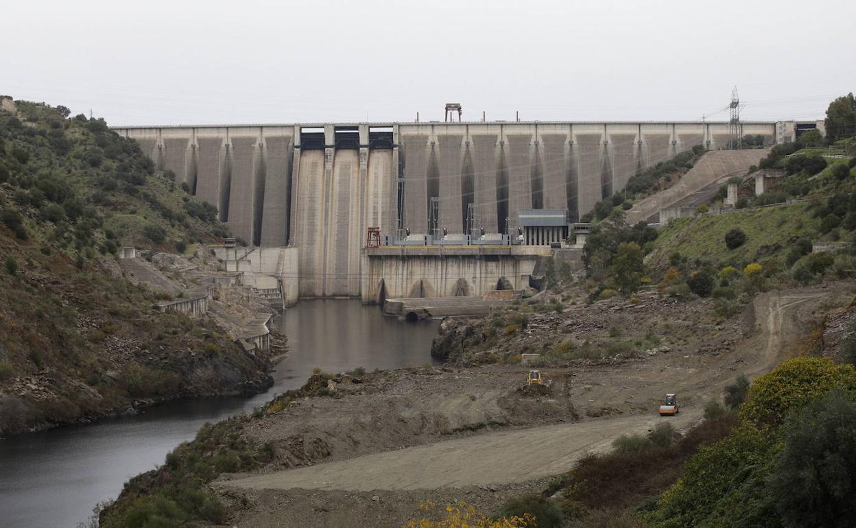 Zona aguas abajo del embalse de Alcántara en la que se construiría la toma subterránea. 