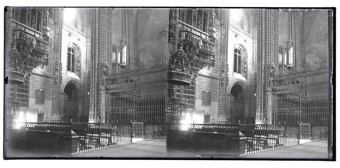 Interior de la Catedral Nueva de Plasencia. Llama la atención la luminosidad de la imagen que se tuvo que hacer con trípode y con bastante tiempo de exposición.