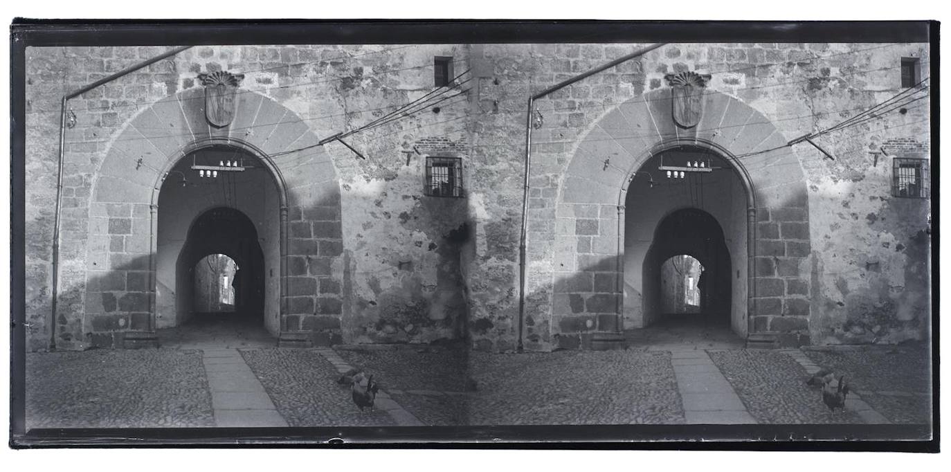 Arco y túnel bajo el Palacio del Marqués de Mirabel. Como todas las fotos que hizo el conde de Polentinos de esta excursión es estereoscópica, formada por dos imágenes tomadas al mismo tiempo para lograr el efecto 3D al verlas con un visor.