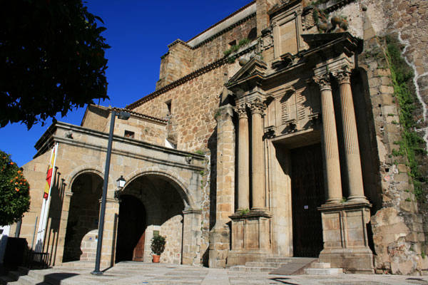 Imagen actual del Convento. A la izquierda está la entrada al Parador.