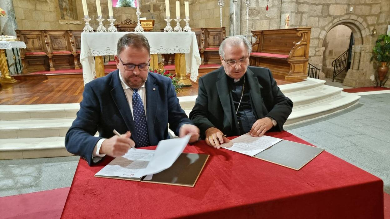 Firma del alcalde y de Celso Morga, ayer en la Basílica. 