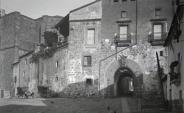 Coches de la época junto a la fachada del Palacio del Marqués de Mirabel, en Plasencia. 