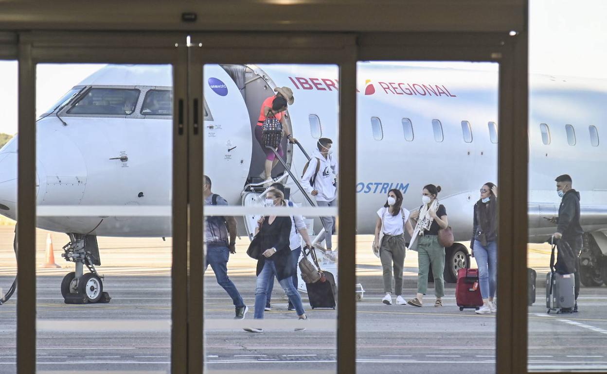 Un grupo de pasajeros desciende de un avión de Air Nostrum en Badajoz. / 