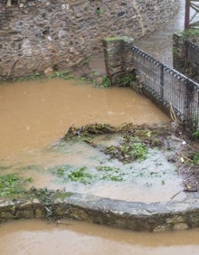 Imagen secundaria 2 - Imágenes tomadas en Fuente Fría desde el viernes, con restos de basura en el cauce y varias zonas inundadas. 