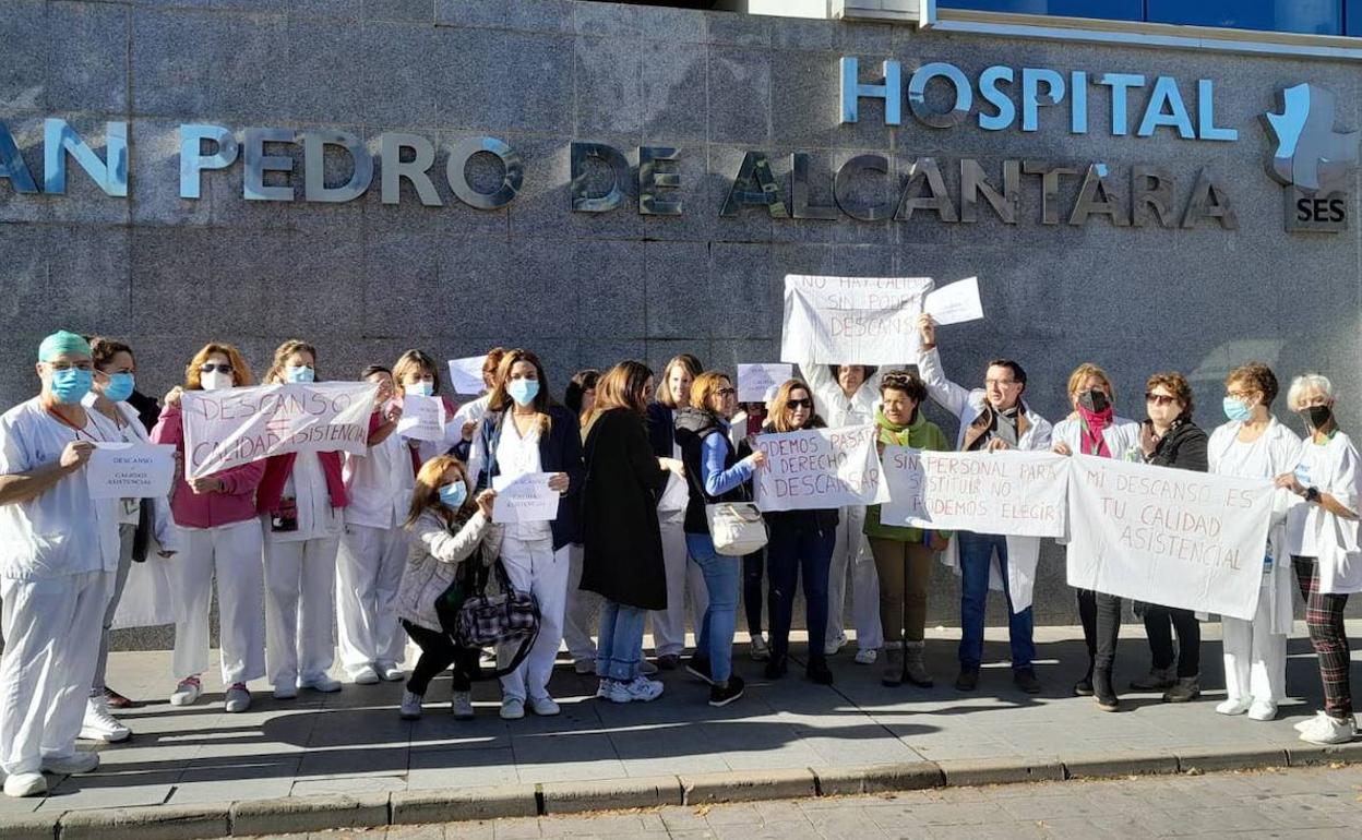 Profesionales del Hospital San Pedro de Alcántara manifestándose ante la falta de personal.