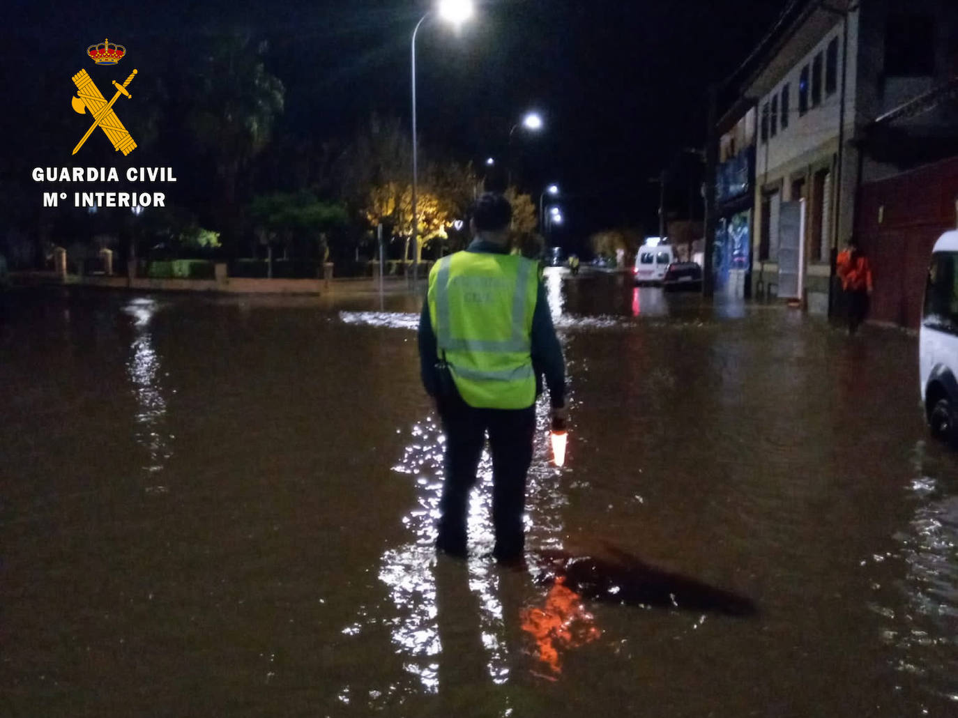 Imagen de un Guardia Civil en la tarde de ayer, en la localidad de Zarza de Granadilla, inundada por las lluvias. 