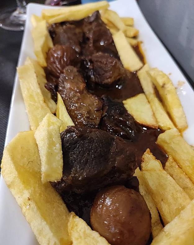 Jabalí con higos y pasas.