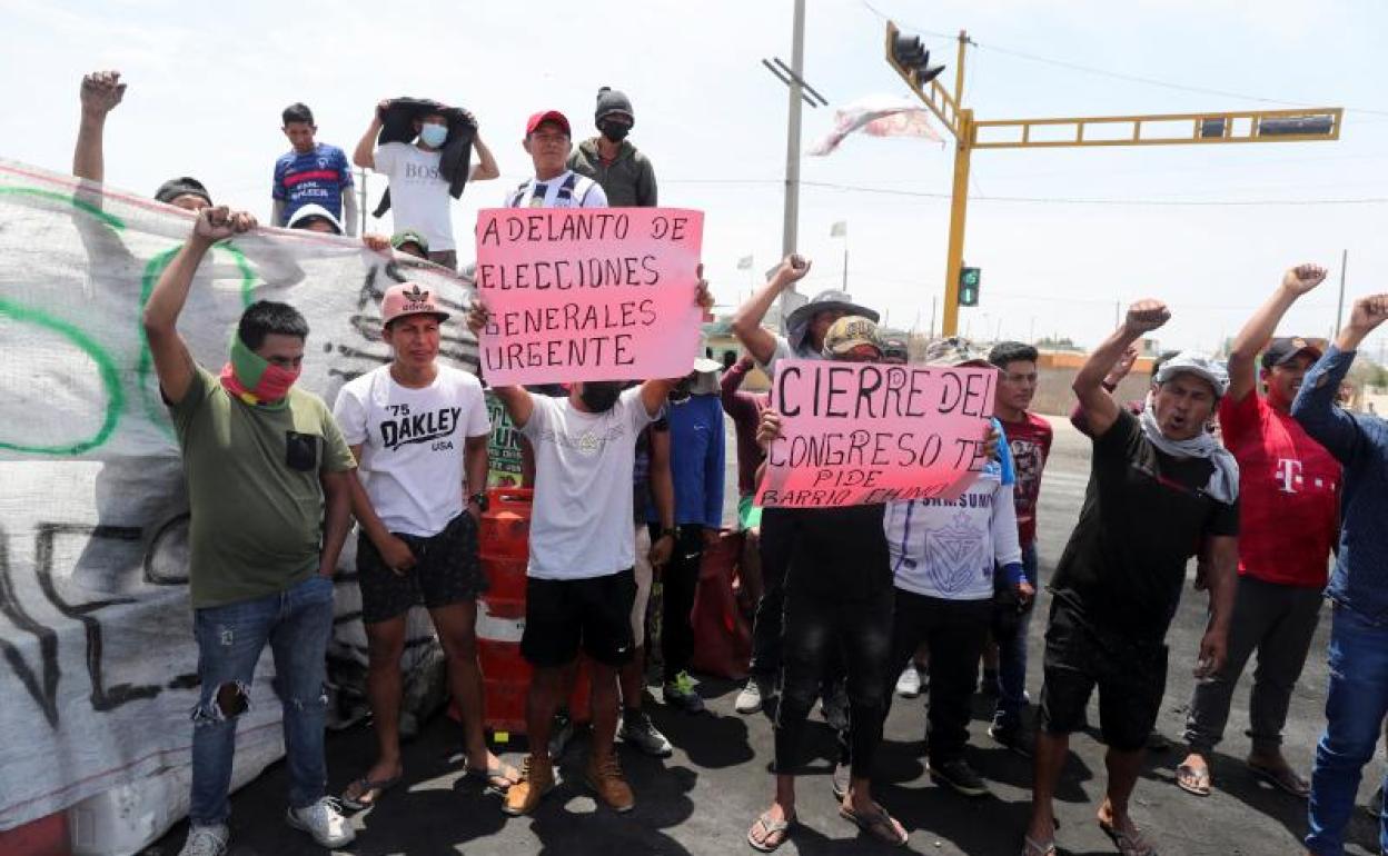 Manifestantes bloquean una carretera a Lima para exigir elecciones anticipadas y la liberación del expresidente Pedro Castillo 