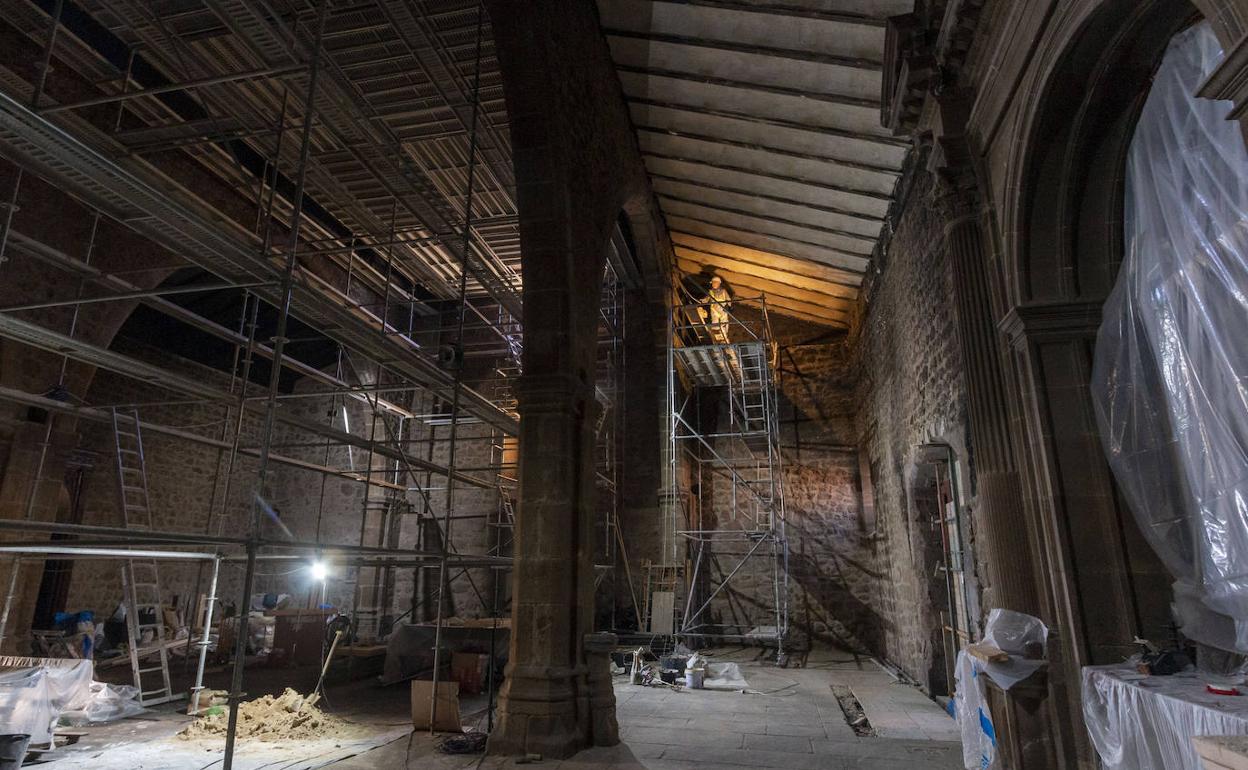 Imagen de archivo de las obras de restauración en el interior del templo de San Martín. 