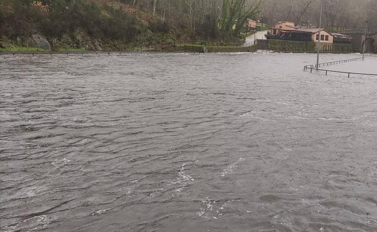 Lago de Jaraíz de la Vera, completamente desbordado este martes. 