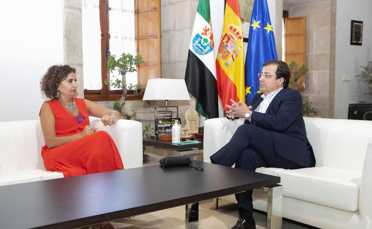 La ministra de Hacienda y Función Pública, María Jesús Montero, en una reunión con el presidente de la Junta, Fernández Vara. 