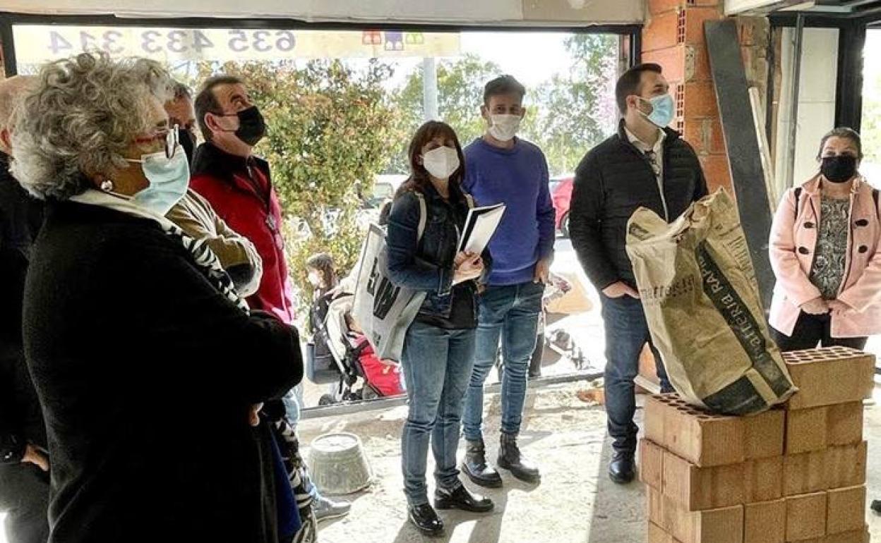 Luis Salaya en una visita a las obras de reforma del local donde se ubicará la oficina policial. 