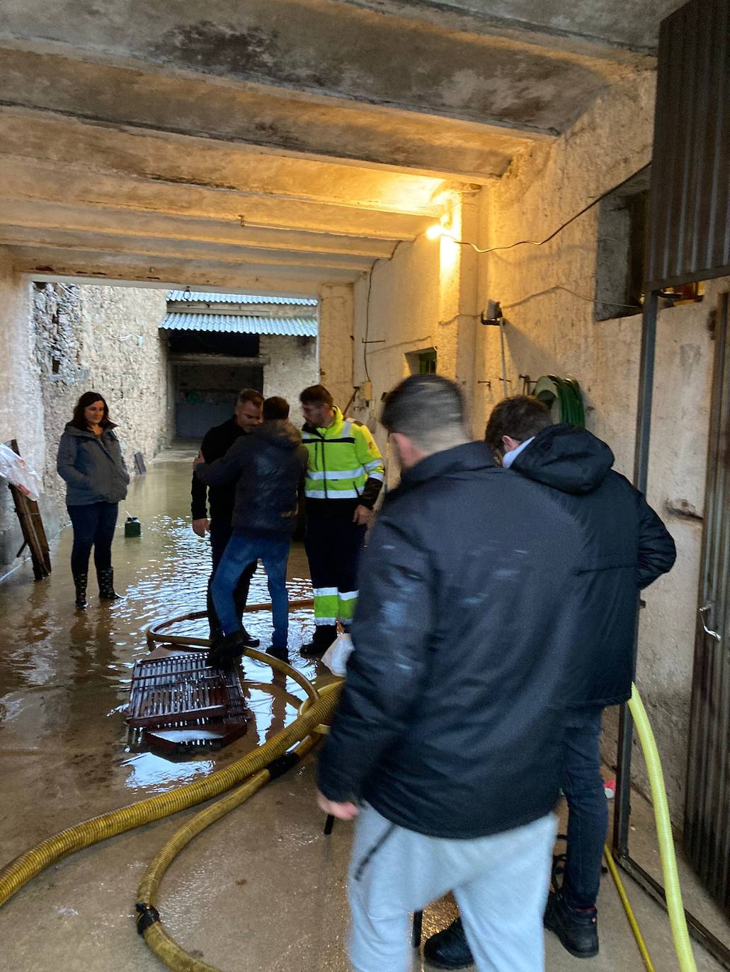 Vecinos de Valdefuentes, en Cáceres, achicando agua de una propìedad.