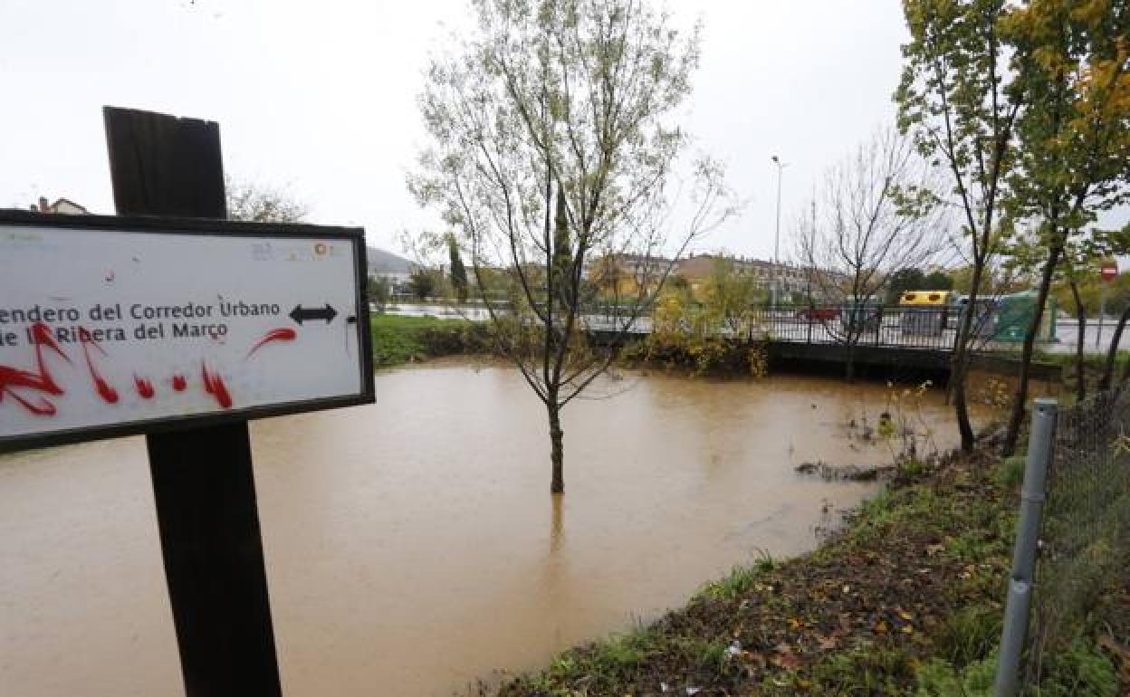 Corredor Urbano de la Ribera del Marco desbordado por las intensas lluvias. 