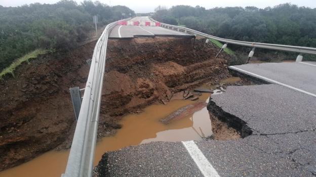 Socavón abierto por el agua en el kilómetro 45 de la carretera N-523. 