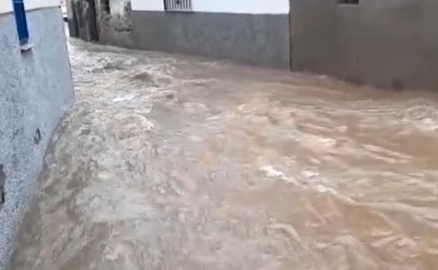 Una calle de Madrigalejo convertida en río, el pasado martes. 