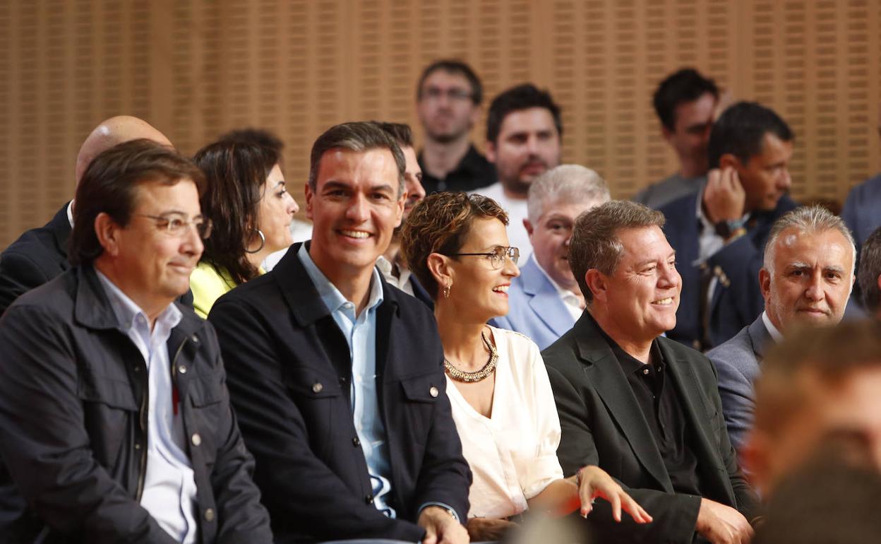 Pedro Sánchez, con los presidentes de Extremadura y Castilla-La Mancha entre otros. 