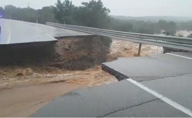 Tramo que continúa cortado al tráfico debido al socavón provocado por el temporal.