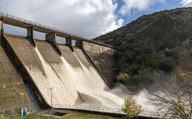 Presa de Villar del Rey esta semana cuando el agua superó el nivel máximo y empezó a salir de manera automática por los aliviaderos.